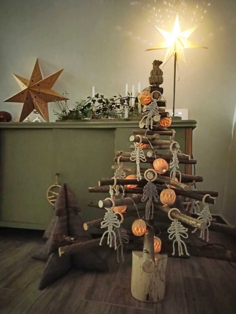 Dekorációk - Makramé katácsonyfa dísz / szalvétagyűrű díszdobozban - Image 6