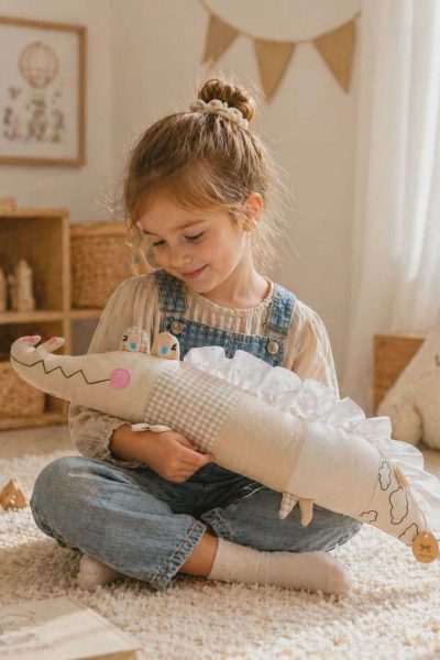 Bézs és púder színű textil krokodil – vagány, mégis elegáns játék és dekoráció gyerekszobába.
