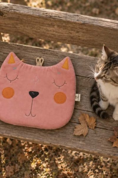 Rózsaszín kordbársony cicás gyerek székpárna hímzett részletekkel – Smile Design